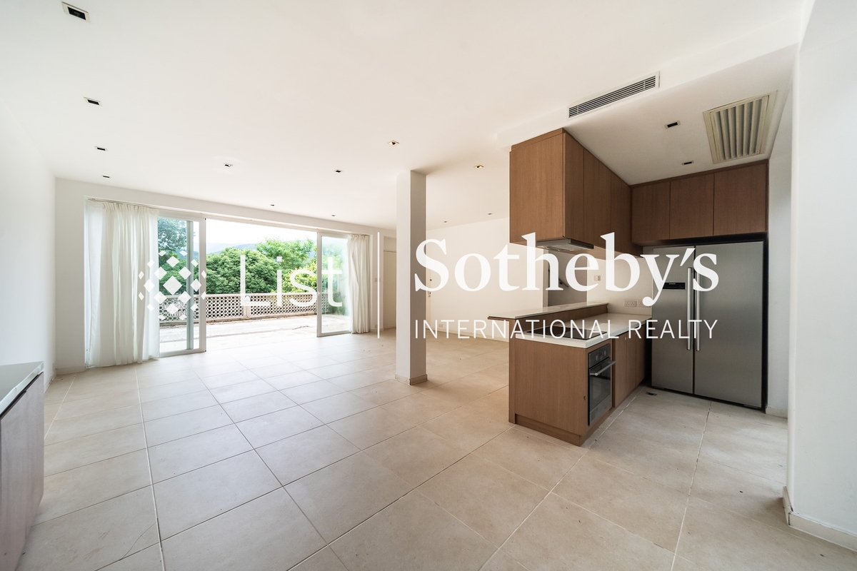 Che Keng Tuk Road 輋徑篤路 | Living and Dining Room