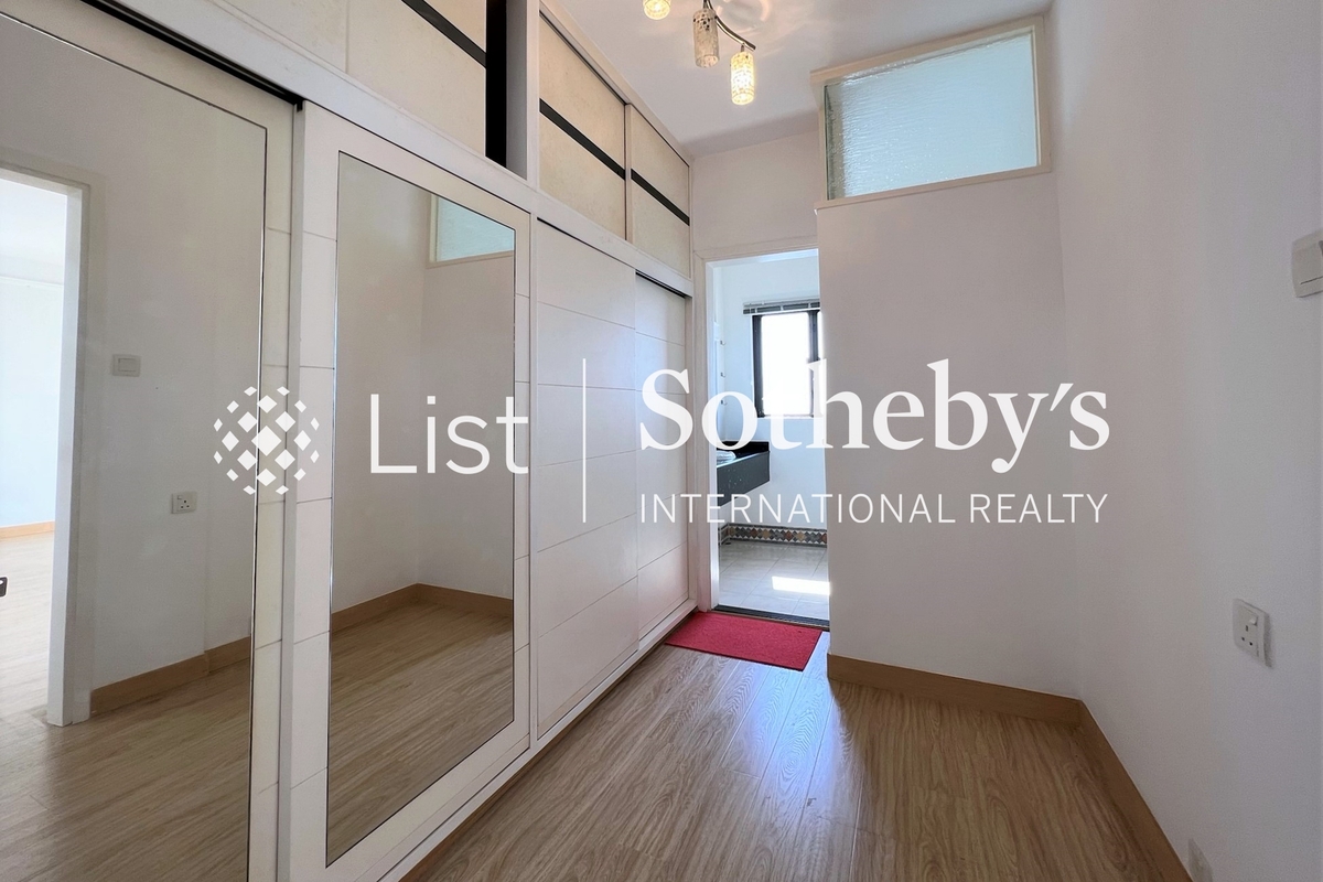 19-25 Horizon Drive 海天徑 19-25 號 | Walk-in Closet in Master Bedroom 