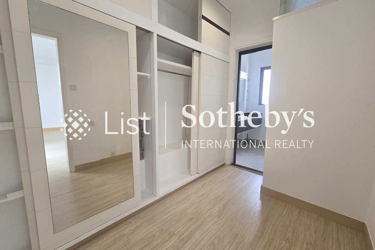 19-25 Horizon Drive 海天徑 19-25 號 | Master bedroom closet