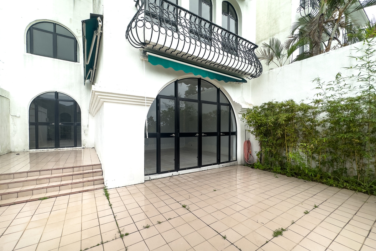 Red Hill Park 红山花园 | Private Terrace off Living Room