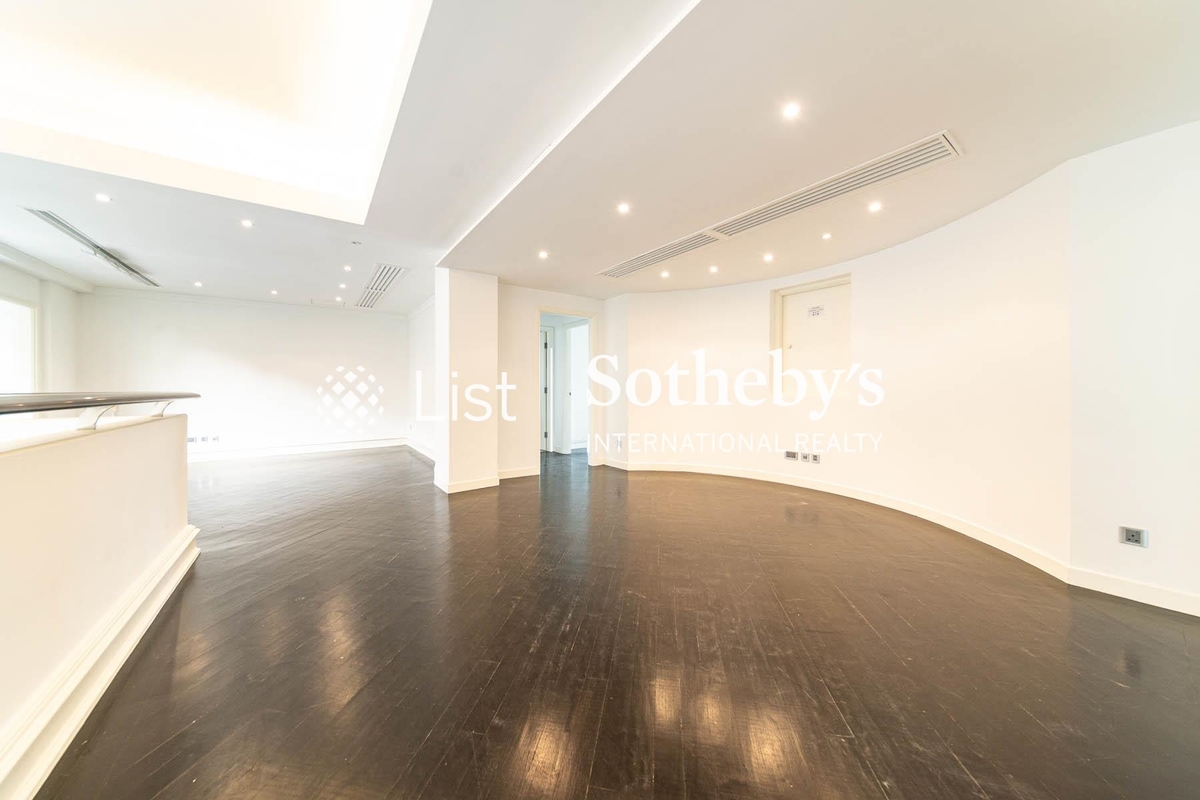 No. 84 Peak Road 山頂道84號 | Hall 
