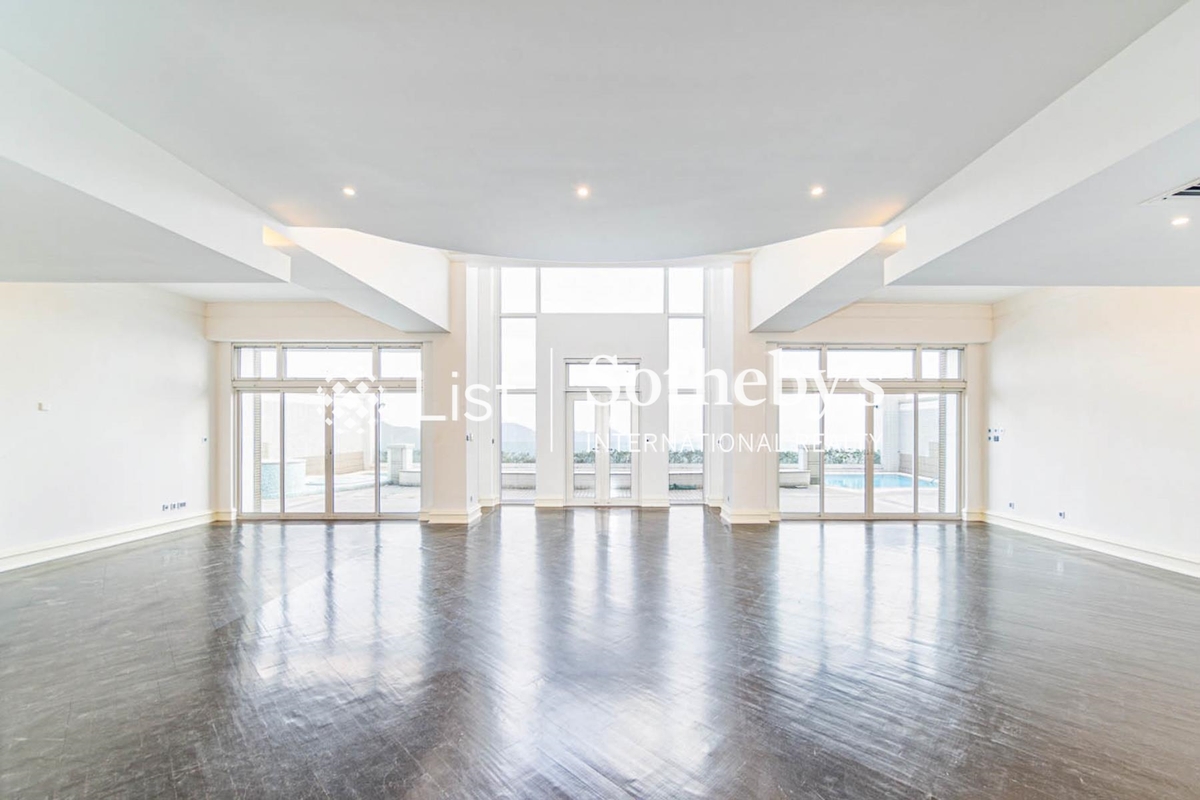 No. 84 Peak Road 山頂道84號 | Living and Dining Room