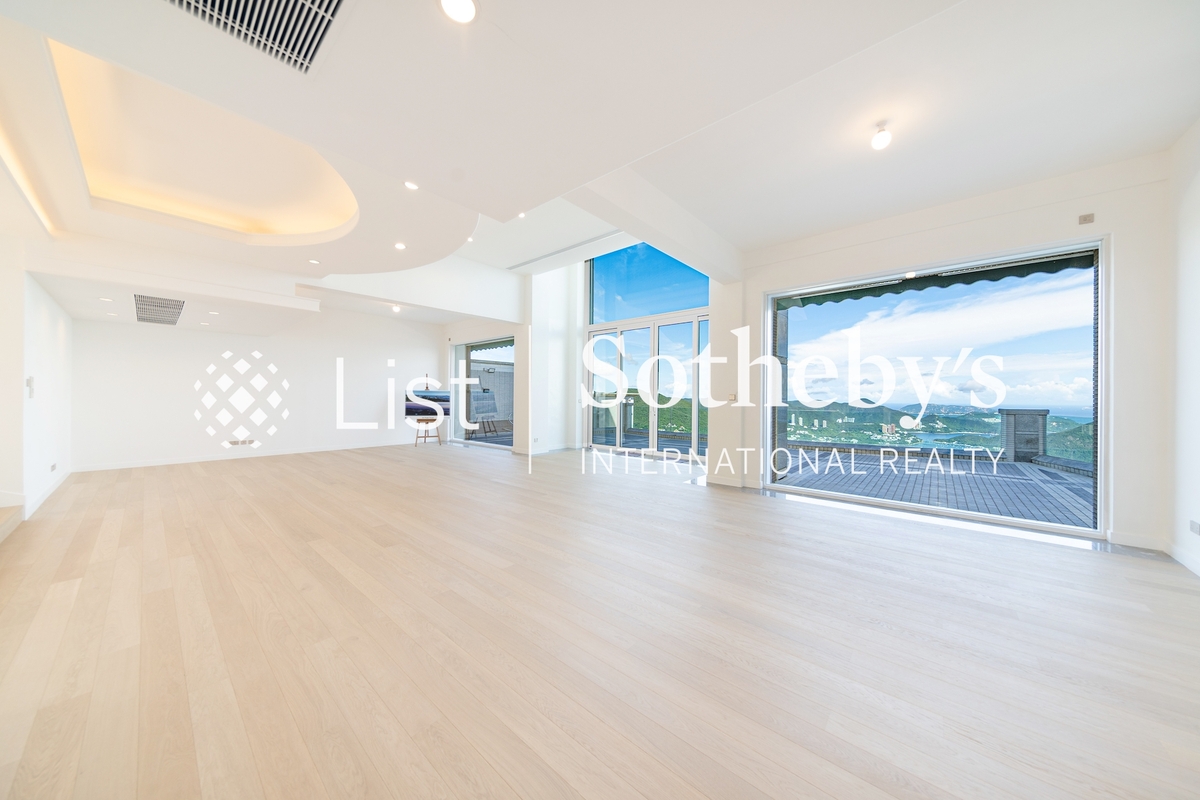 No. 84 Peak Road 山頂道84號 | Living and Dining Room