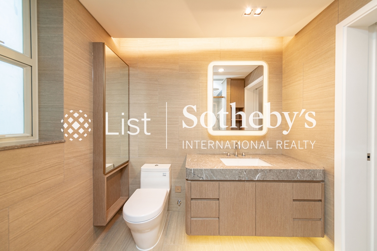 No. 84 Peak Road 山頂道84號 | Gents Toilet in Master Bathroom