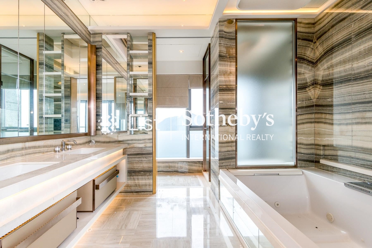 Twelve Peaks 加列山道12號 | Master Bathroom