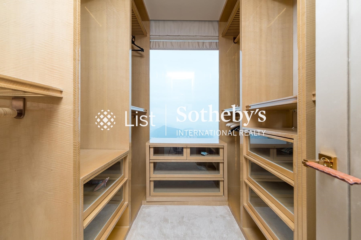 Twelve Peaks 加列山道12號 | Walk-in Closet in Master Bedroom