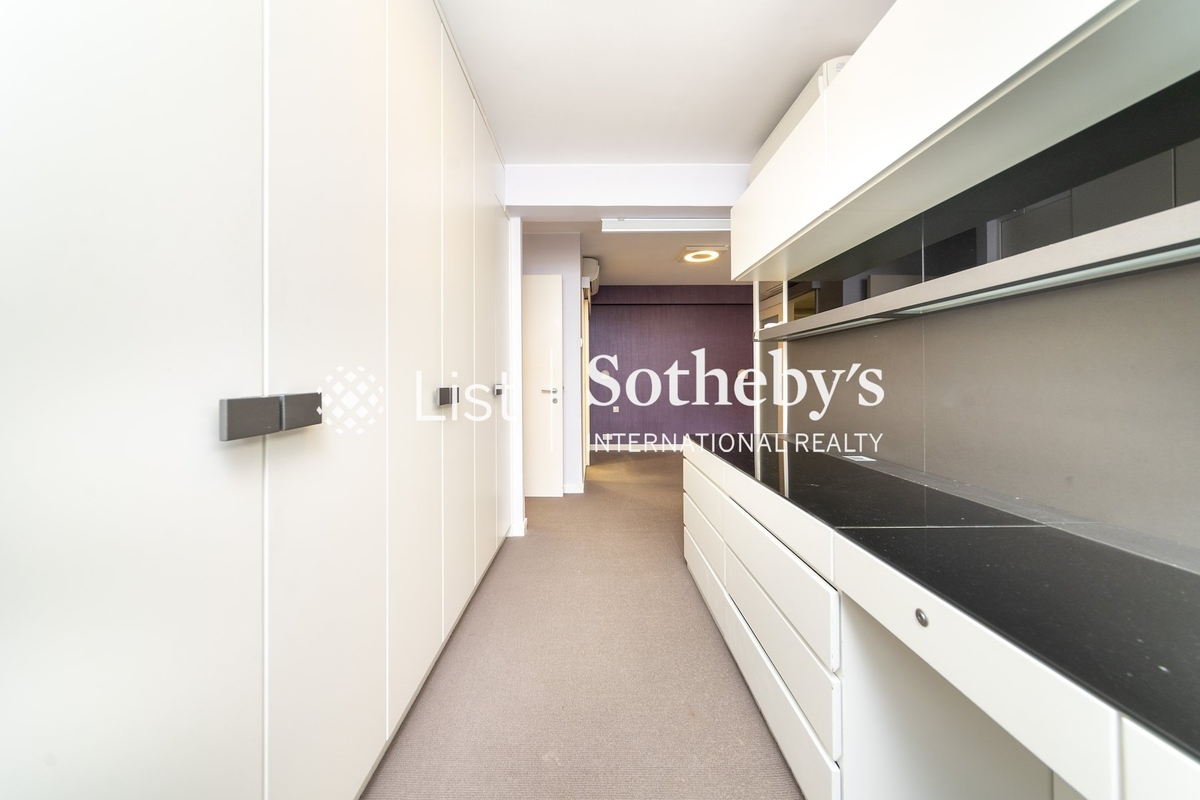 Ronsdale Garden 龍華花園 | Walk-in Closet in Master Bedroom 