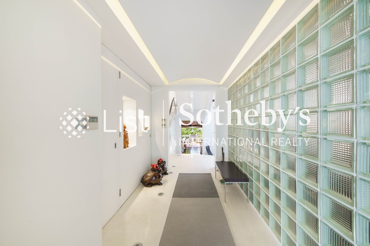 Turtle Cove 龜背灣 | Foyer