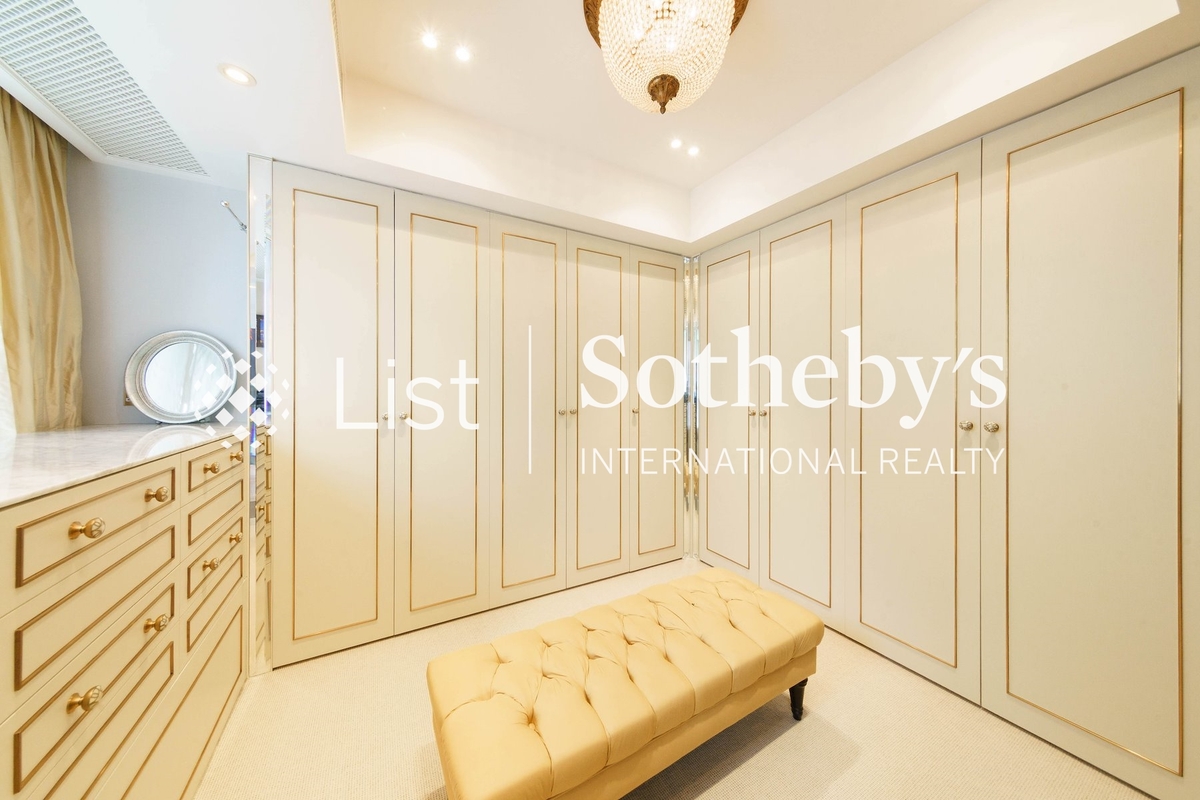 Consort Rise 金粟街 | Walk-in Closet in Master Bedroom 