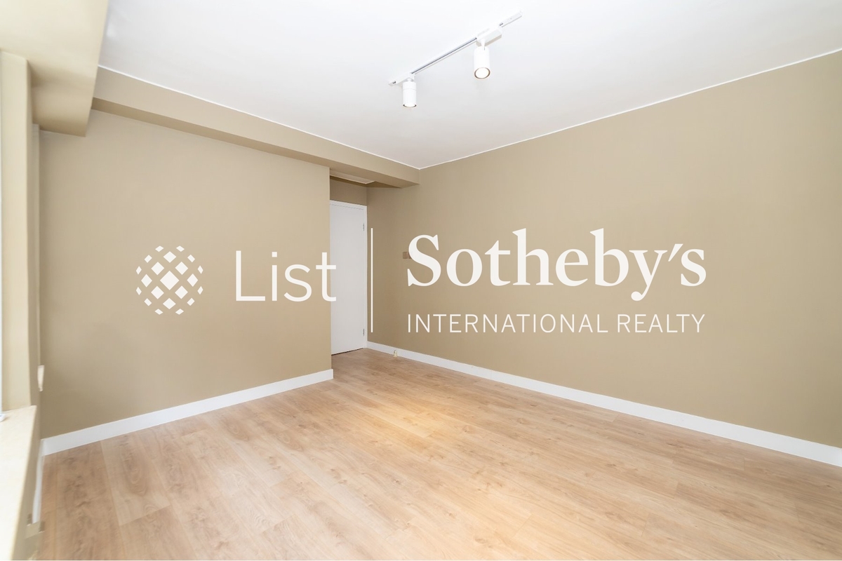 Kam Ning Mansion 金寧大廈 | Second Bedroom (Upstairs)