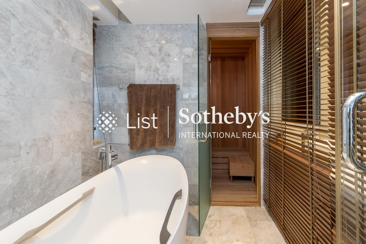 La Villa De La Salle 皇庭匯 | Master Bathroom