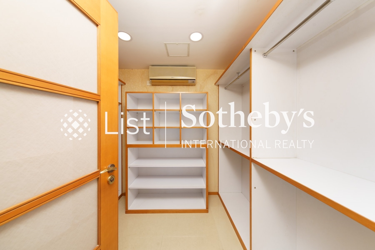 The Victoria Towers 港景峰 | Walk-in Closet in Master Bedroom 