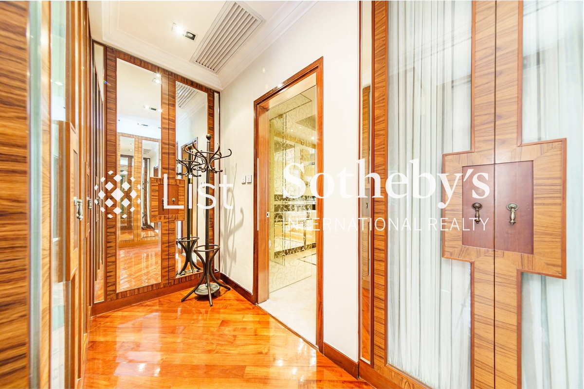 Mount Beacon 畢架山峰 | Built-in Wardrobe in Master Bedroom 