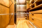 Mount Beacon 畢架山峰 | Walk-in Closet in Master Bedroom