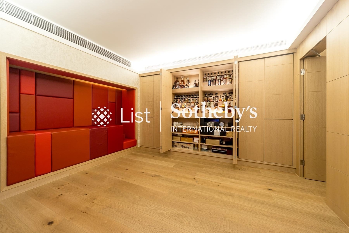 Mount Beacon 畢架山峰 | Family Room