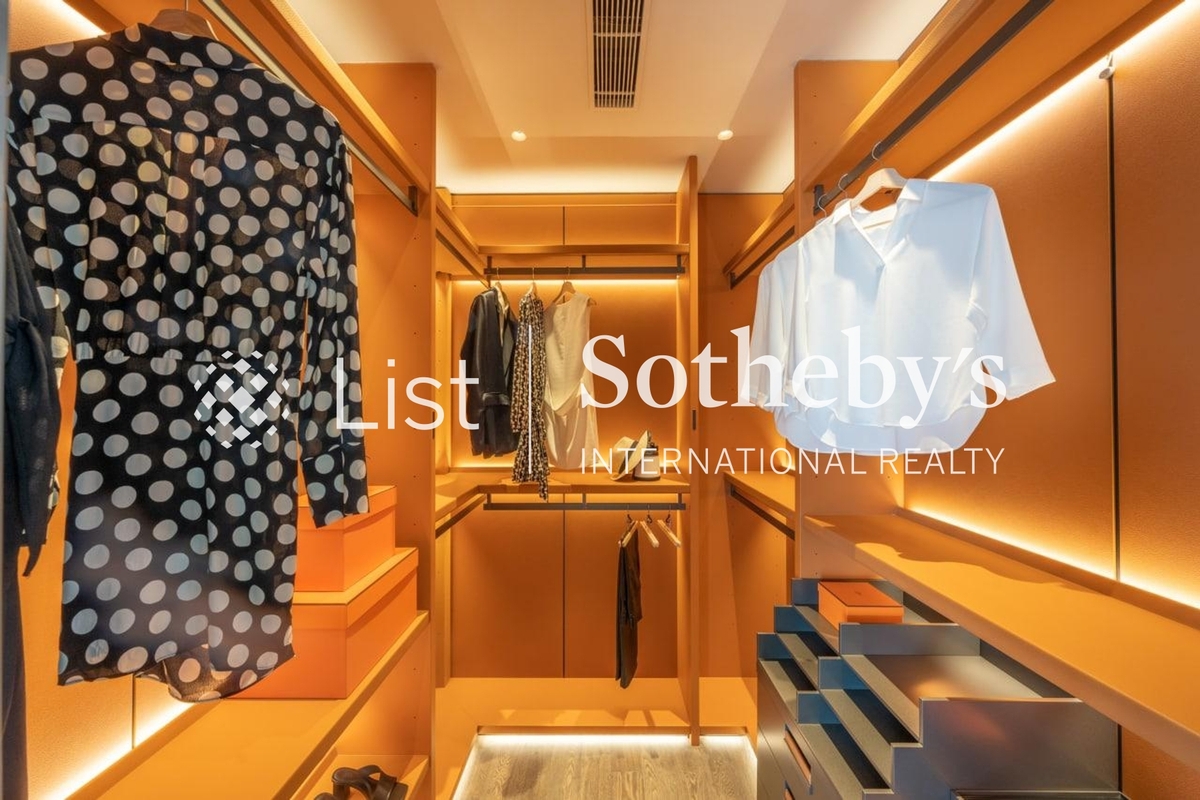 Nos. 7-11 Cape Road 環角道7-11號 | Walk-in Closet in Master Bedroom 