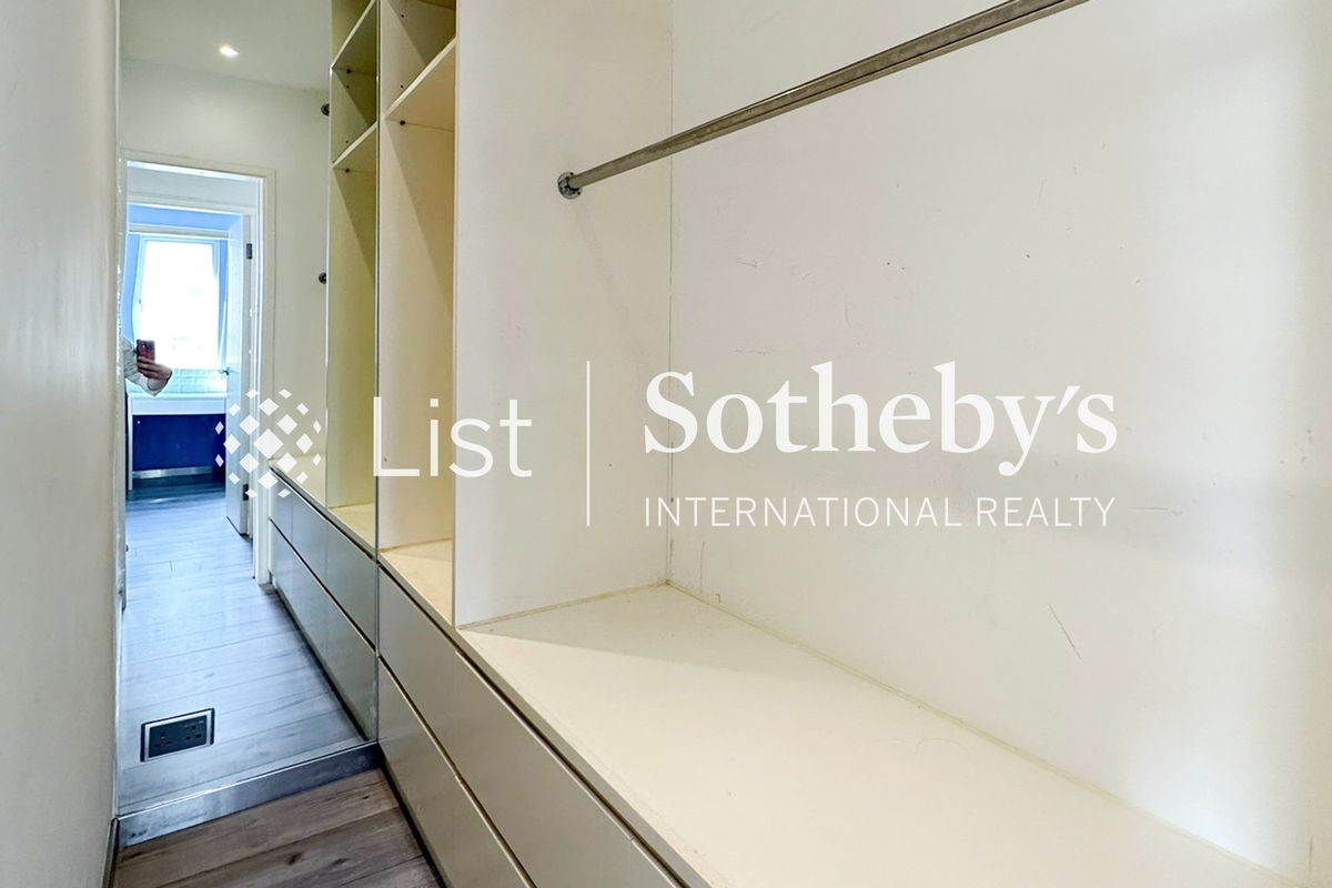 Shan Kwong Towers 山光苑 | Walk-in Closet in Master Bedroom 