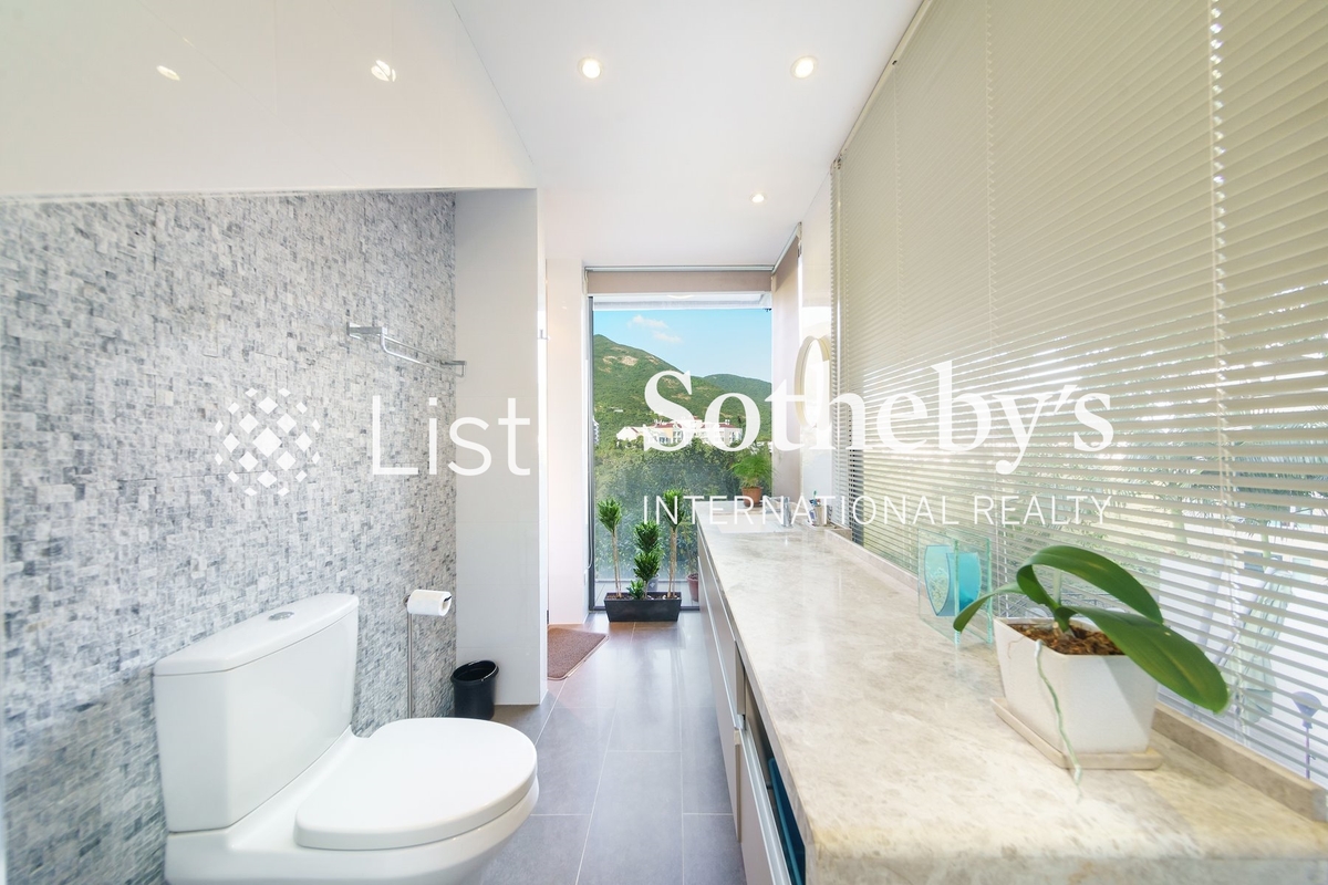 13-25 Ching Sau Lane 靜修里13-25號 | Third En-suite Bathroom