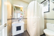 13-15 Northcote Close 羅富國徑13-15號 | Guest Bathroom