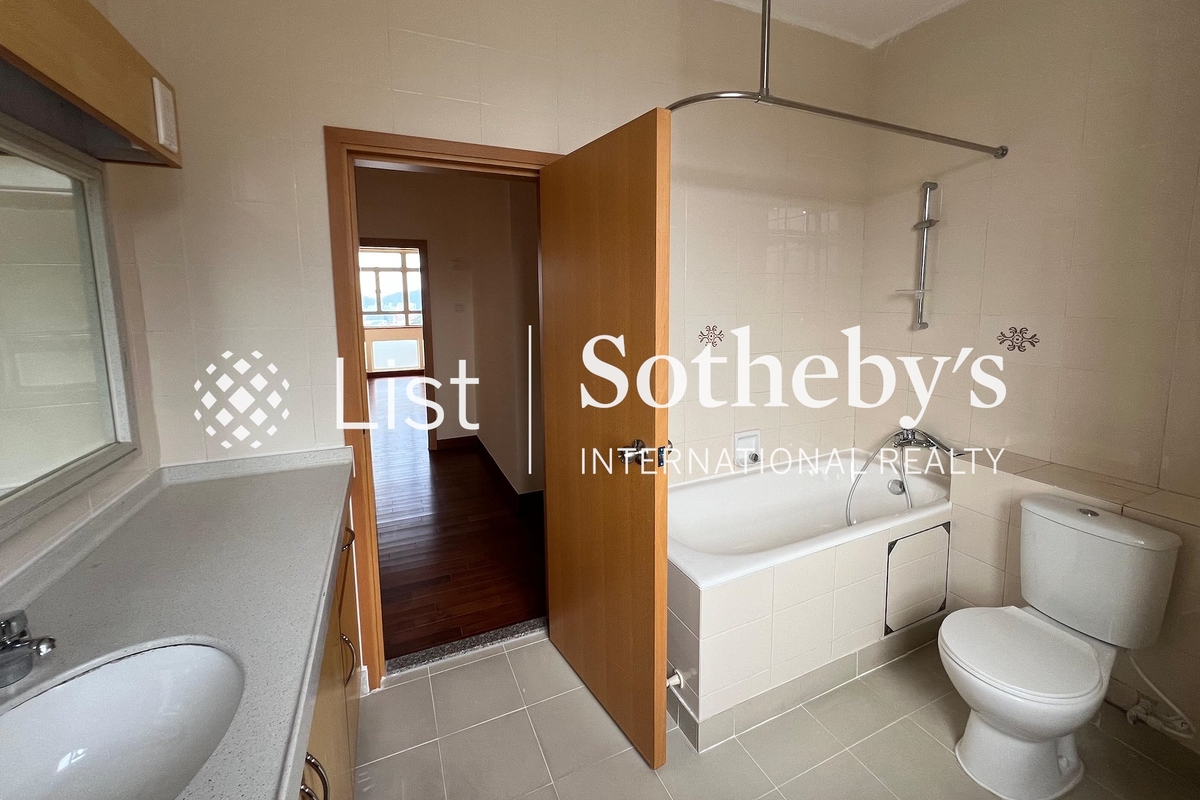 111 Mount Butler Road 畢拉山道111號 | Guest Bathroom