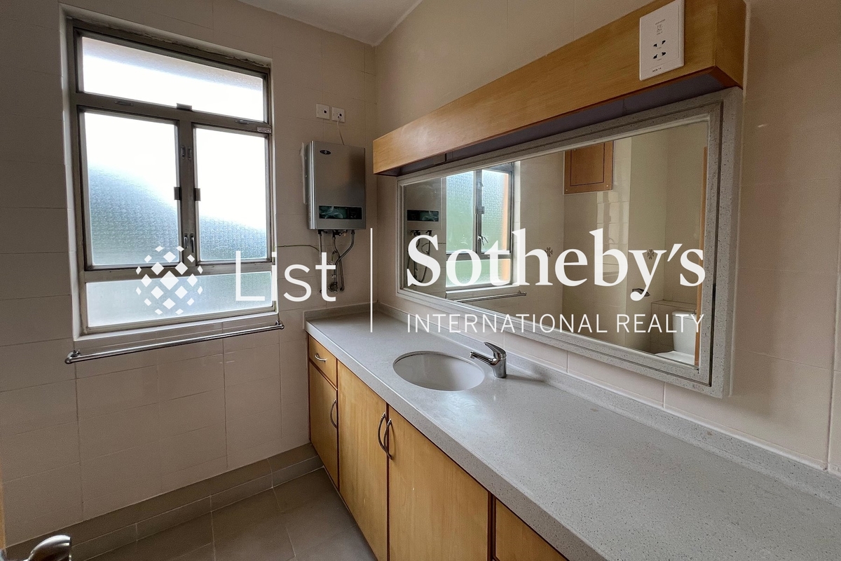 111 Mount Butler Road 畢拉山道111號 | Guest Bathroom