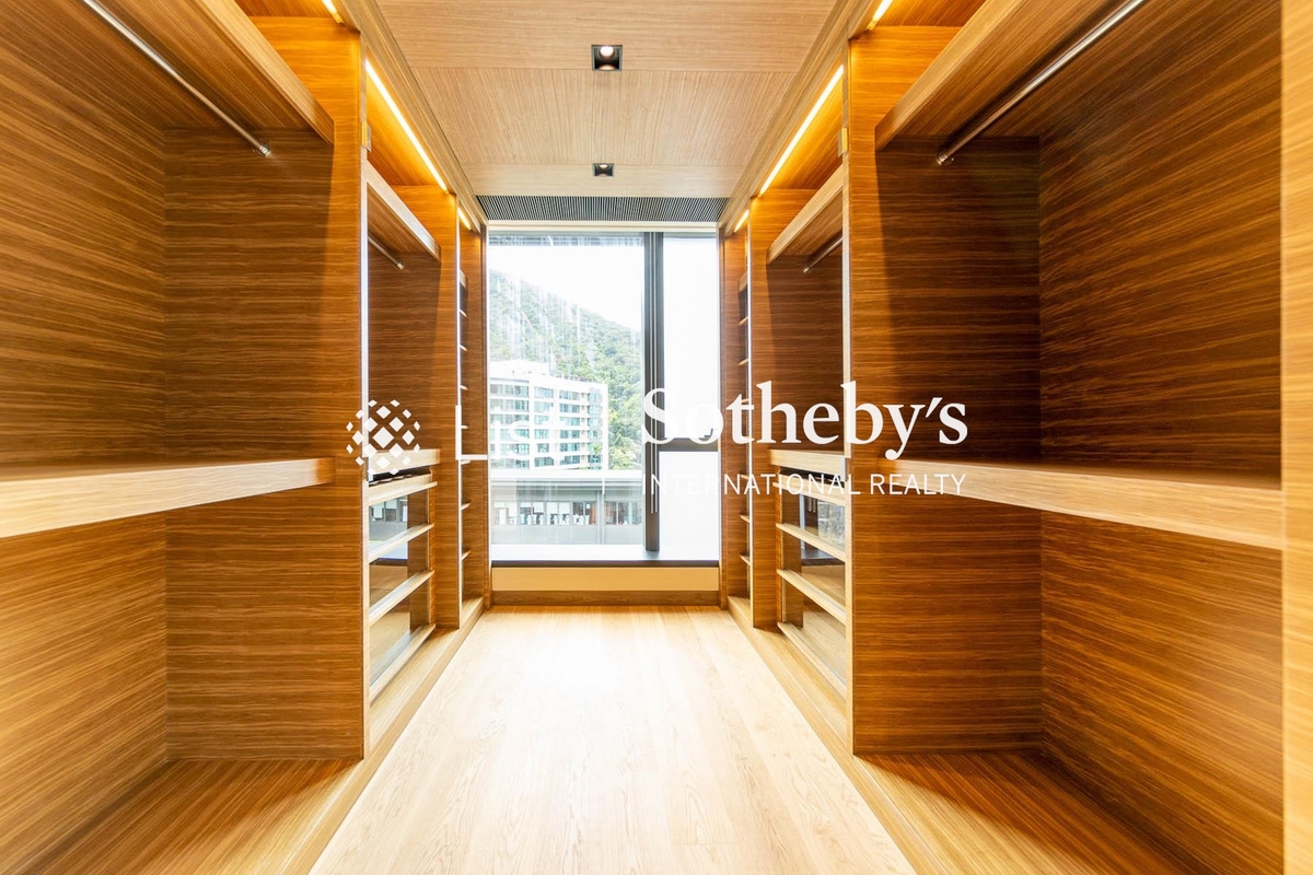 7 South Bay Close 南灣坊7號 | Walk-in Closet in Master Bedroom