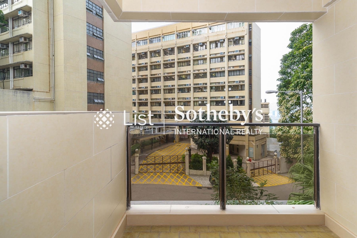 Wilshire Towers 慧雅閣 | Balcony off Living Room
