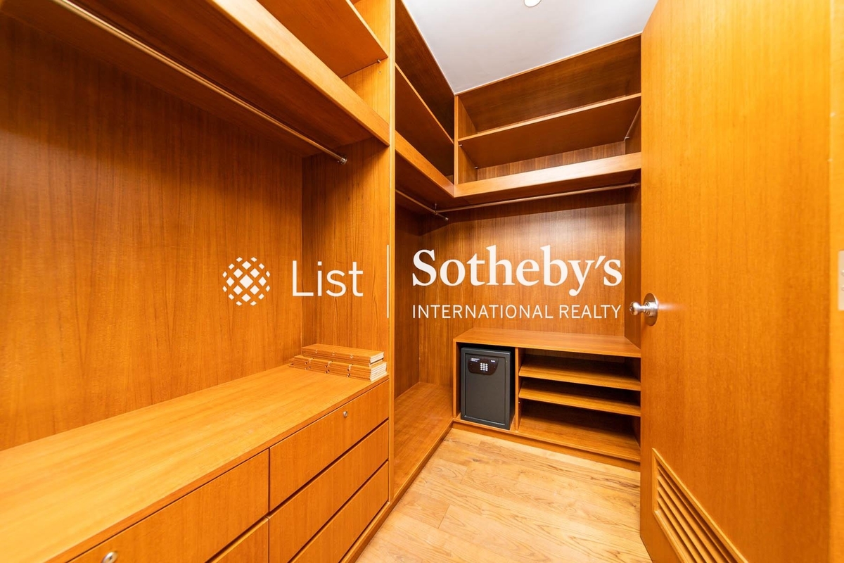 No. 14 Headland Road 赫蘭道14號 | Walk-in Closet in Master Bedroom