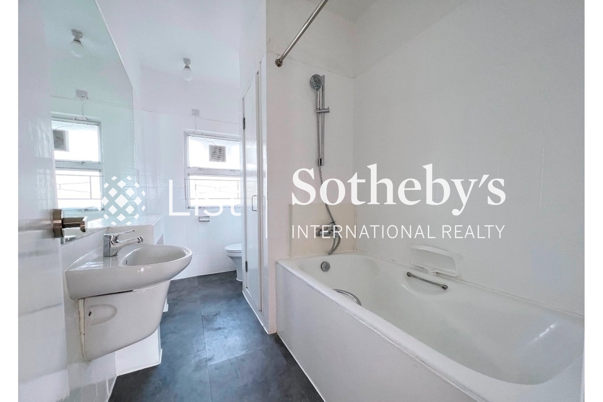 Rodrigues Court 羅理基閣 | Master Bathroom