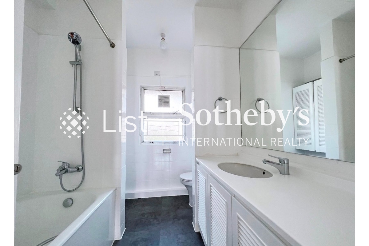 Rodrigues Court 羅理基閣 | Master Bathroom