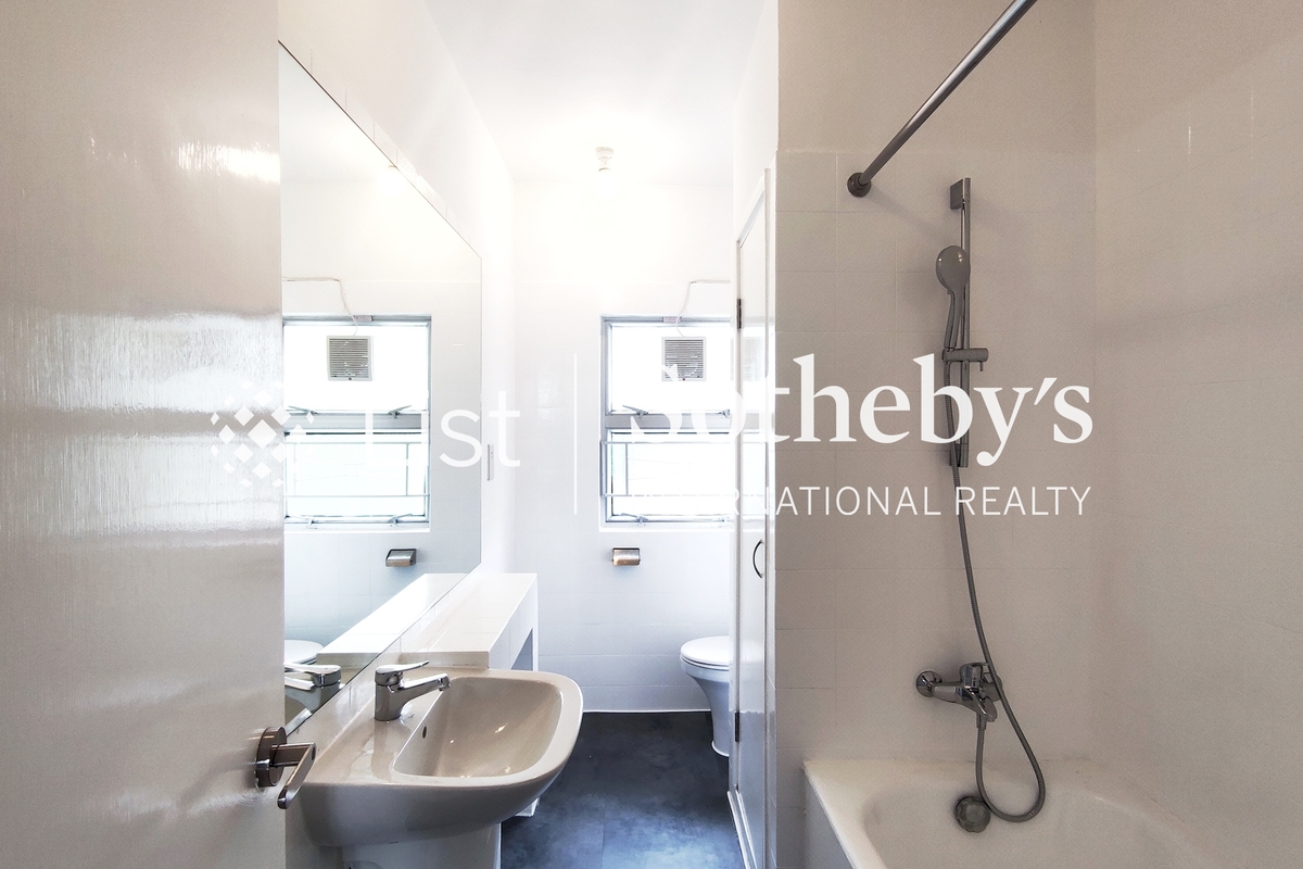 Rodrigues Court 羅理基閣 | Guest Bathroom