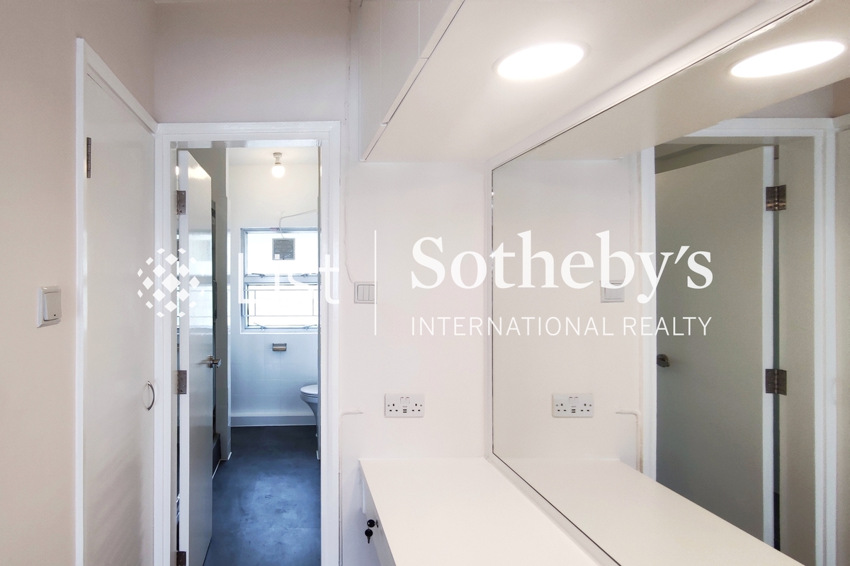 Rodrigues Court 羅理基閣 | Vanity Area in the Master Bedroom