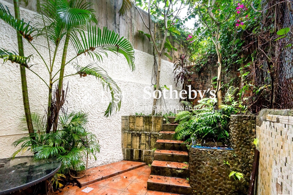 No. 8 Tai Tam Village 大潭村8號 | Private Garden off Kitchen