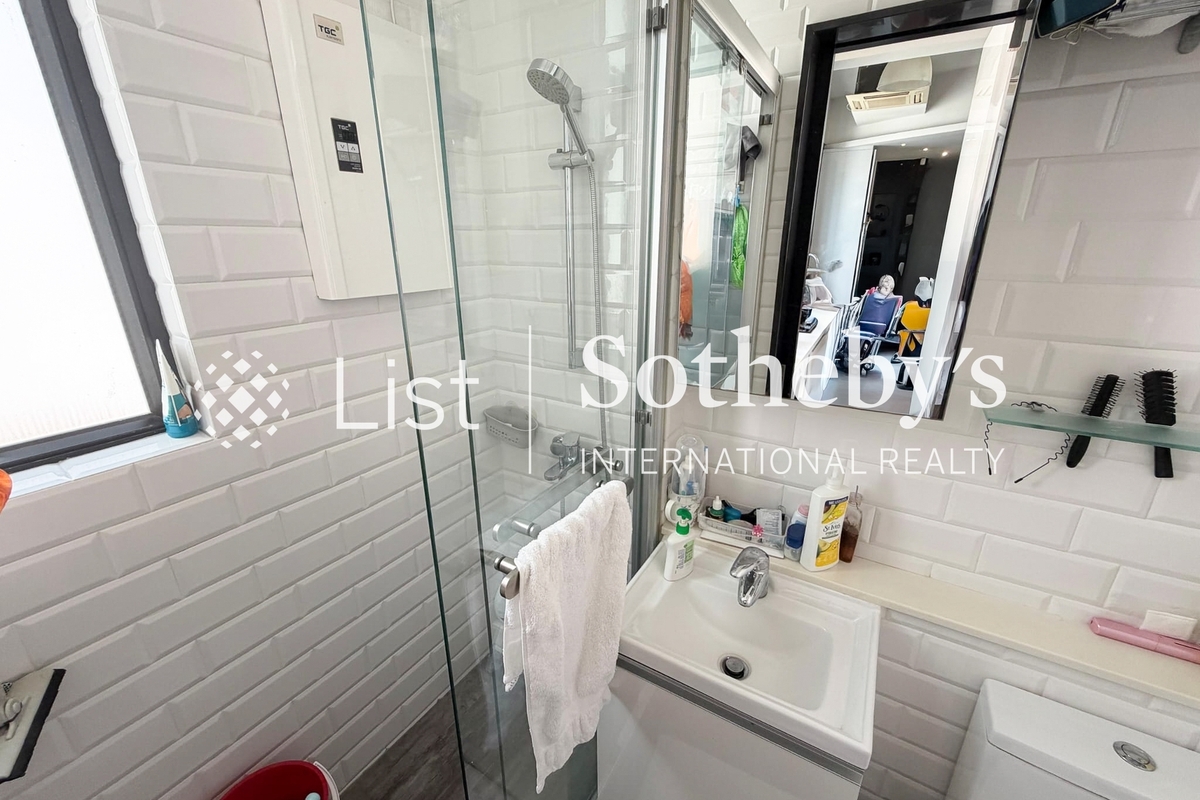 Nos. 59-61 Bisney Road 碧荔道59-61號 | Guest Bathroom