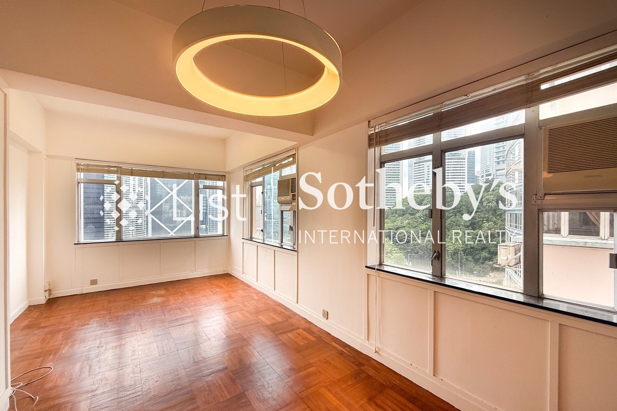 Mackenny Court 麥堅尼大廈 | Living and Dining Room