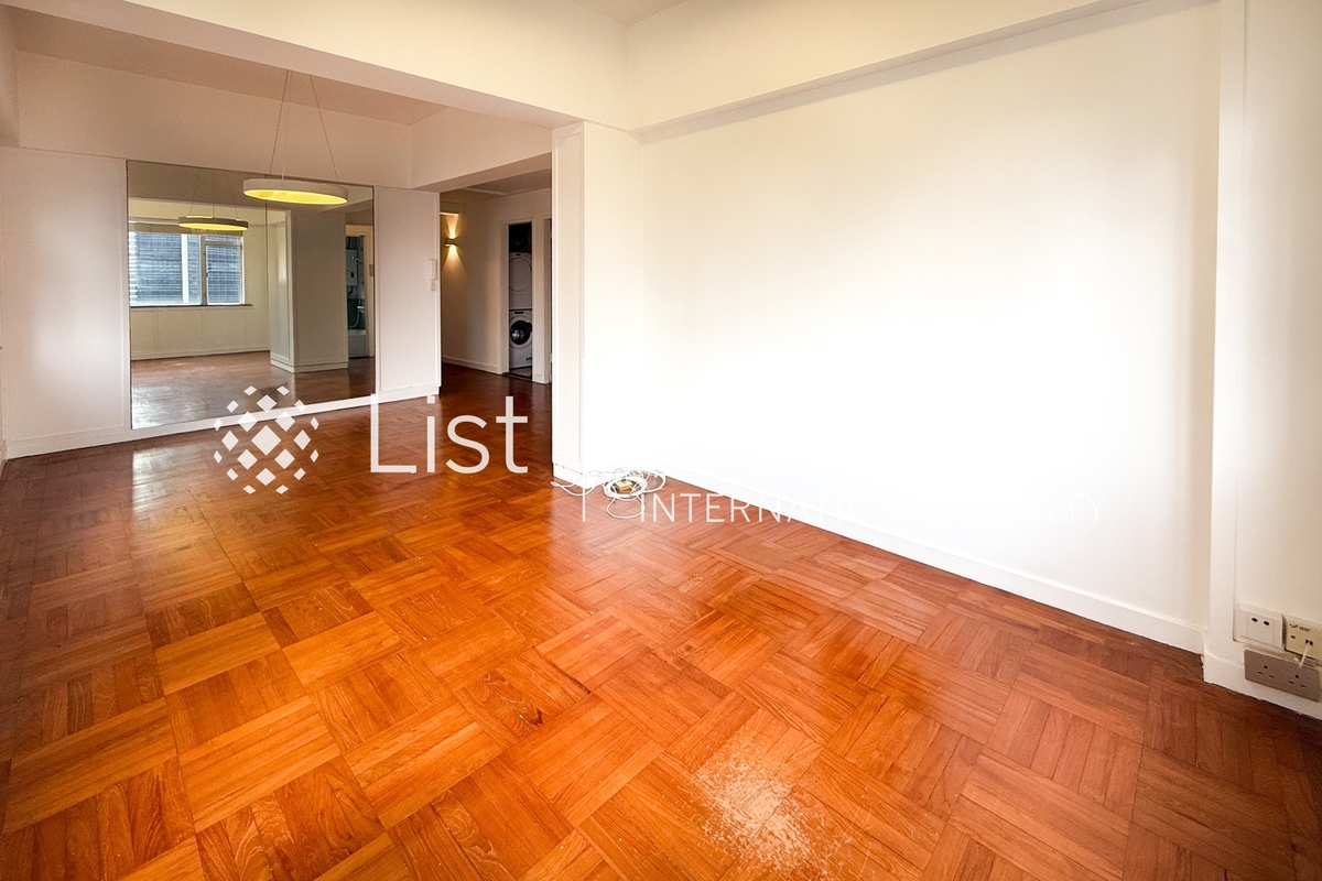 Mackenny Court 麥堅尼大廈 | Living and Dining Room