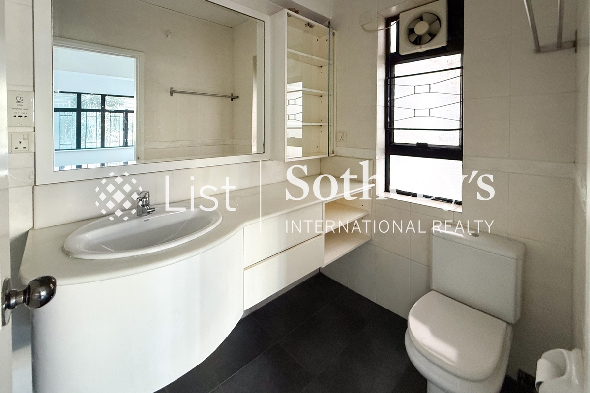 Mackenny Court 麥堅尼大廈 | Master Bathroom