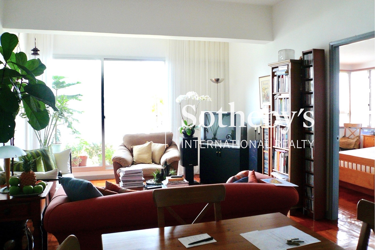 Mackenny Court 麥堅尼大廈 | Living and Dining Room