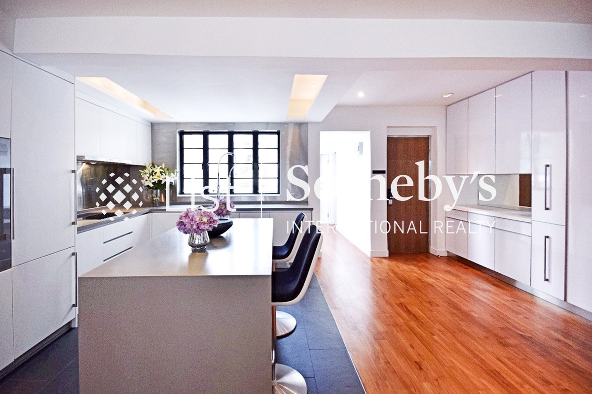 68 Peel Street 卑利街68号 | Living and Dining Room