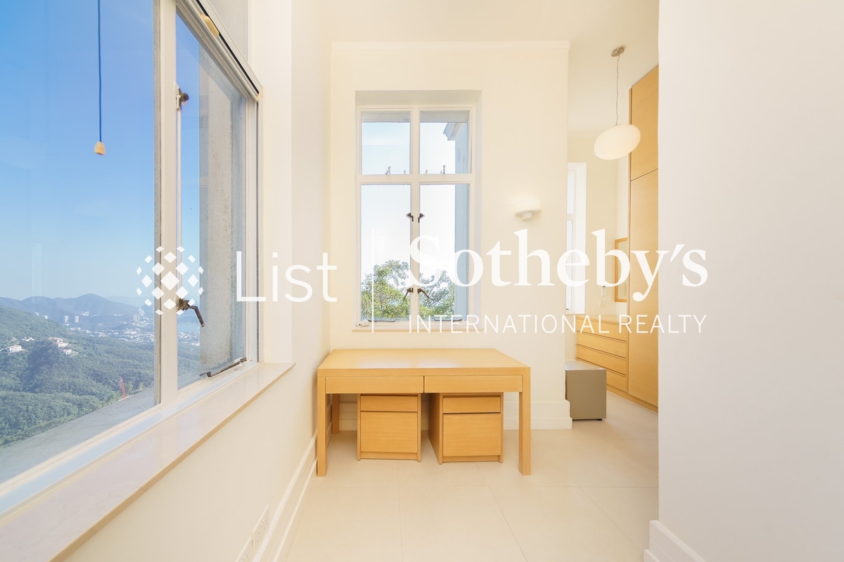 No. 26 Severn Road 施勳道26號 | Walk-in Closet in Master Bedroom 