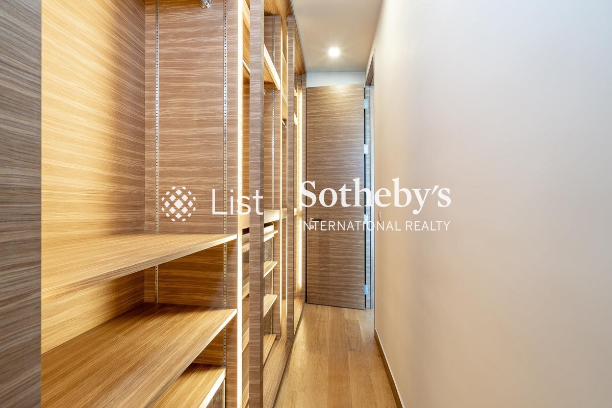 7 South Bay Close 南灣坊7號 | Walk-in Closet in Master Bedroom