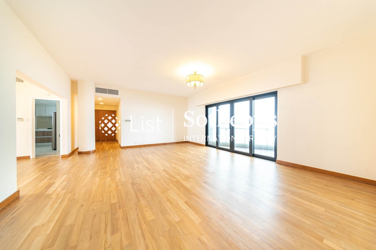 Cloudlands 雲嶺山莊 | Living and Dining Room