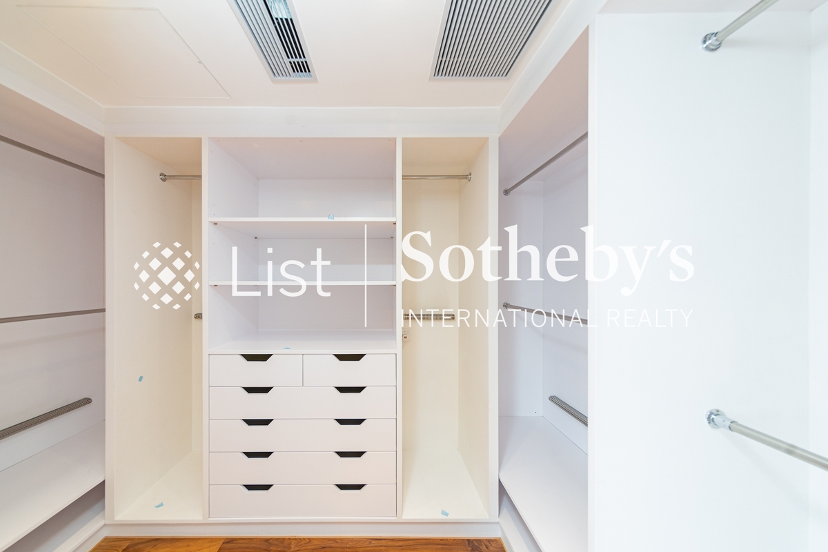 Highlands 高雲山莊 | Walk-in Closet in Master Bedroom 