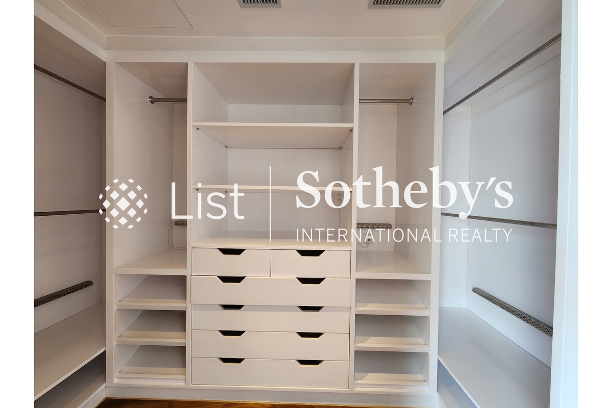 Highlands 高雲山莊 | Walk-in Closet in Master Bedroom 