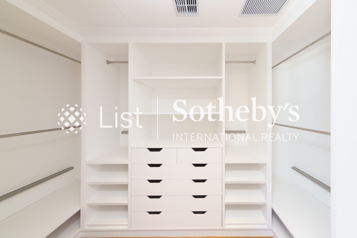 Highlands 高云山庄 | Walk-in Closet in Master Bedroom 