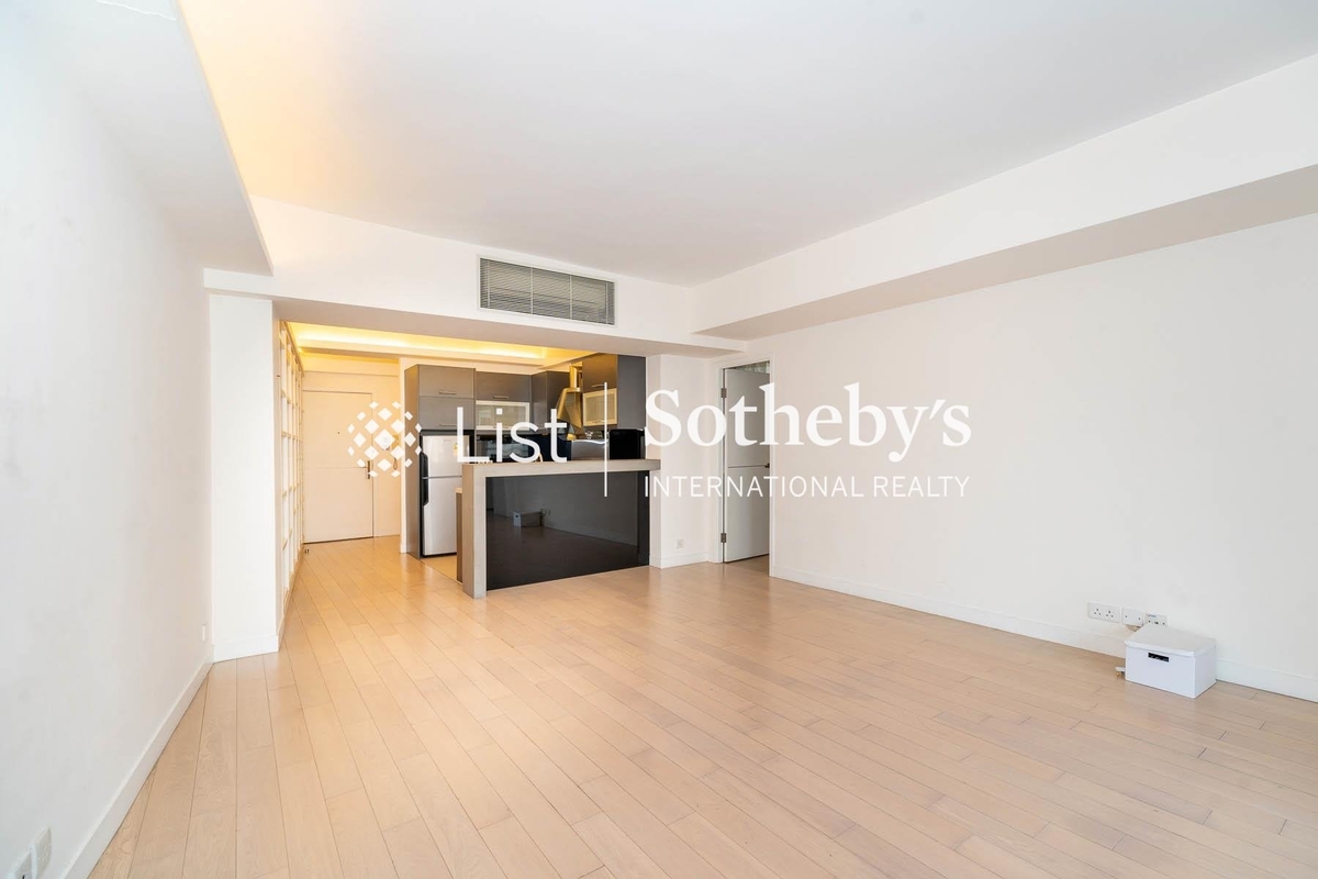 No. 76 Morrison Hill Road 摩利臣山道76號 | Living and Dining Room