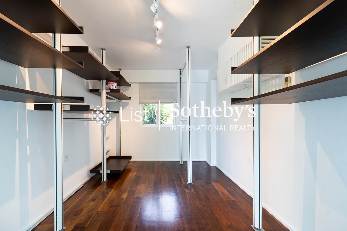 Sheung Sze Wan 相思湾 | Walk-in Closet in Master Bedroom