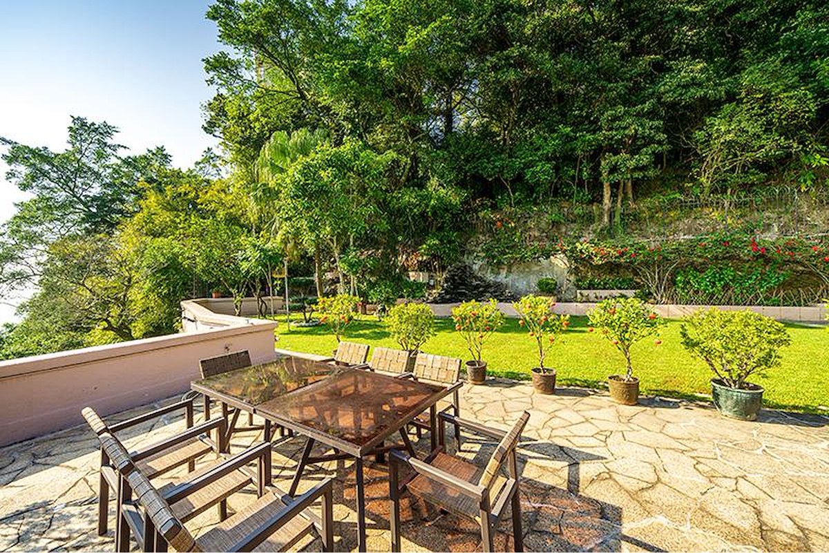 Chu Wan 岫云 | Private Garden off Living and Dining Room