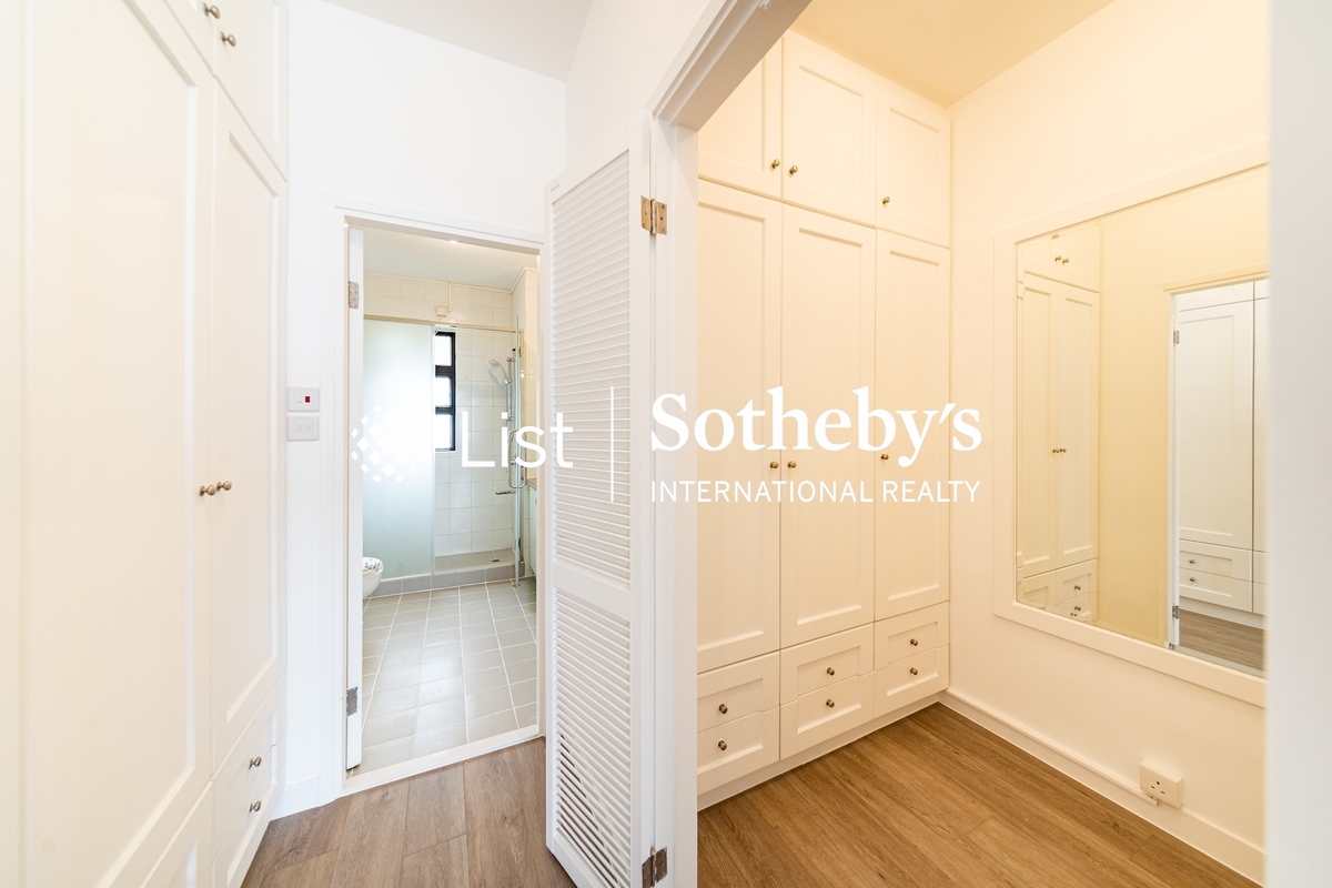 Repulse Bay Apartments 淺水灣花園大廈 | Walk-in Closet in Master Bedroom 