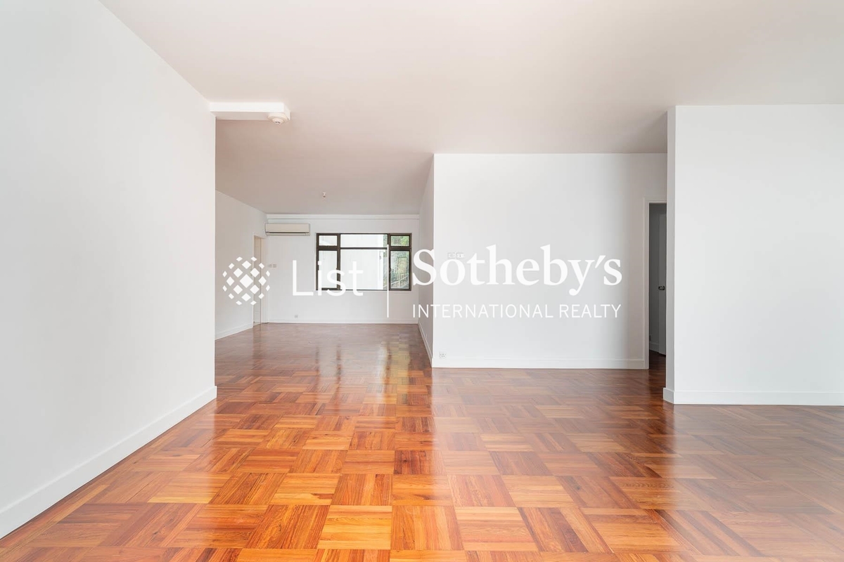 Repulse Bay Apartments 淺水灣花園大廈 | Living and Dining Room